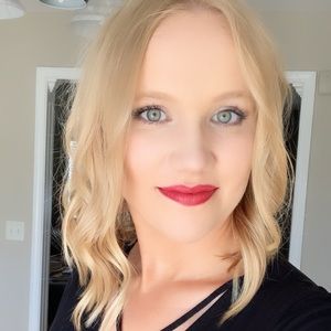 Meet your Posher, Caitlin